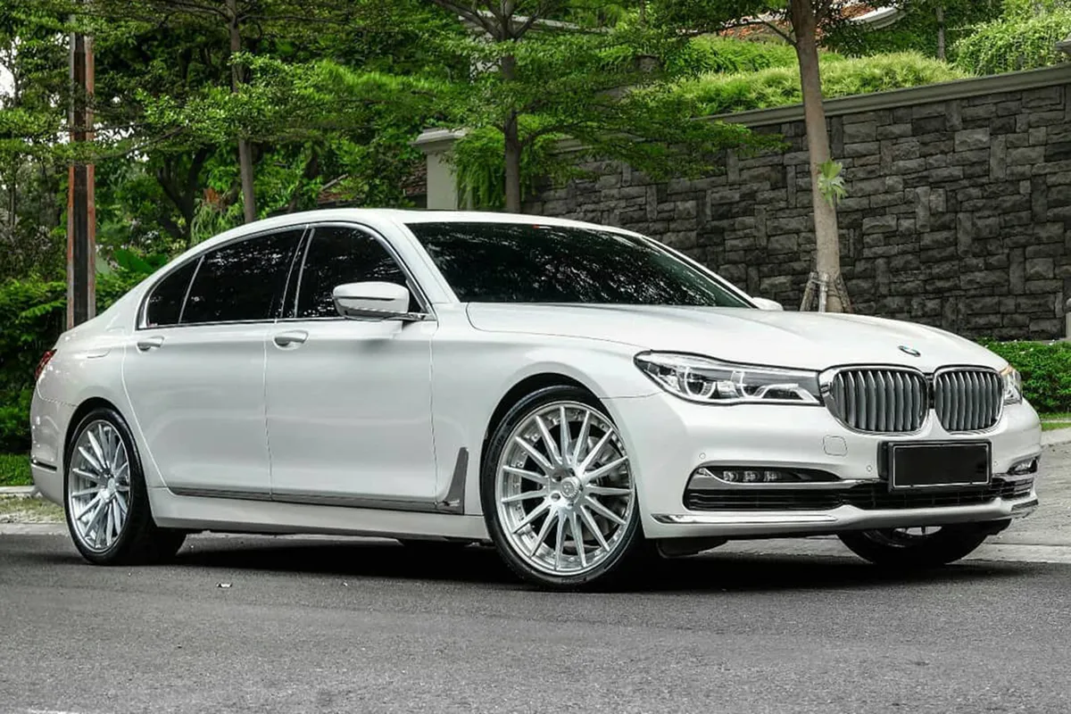 BMW 7 Series on Forgiato Tec 2.3 wheels