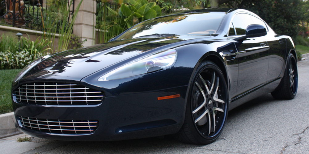 Aston Martin Rapide on Estremo