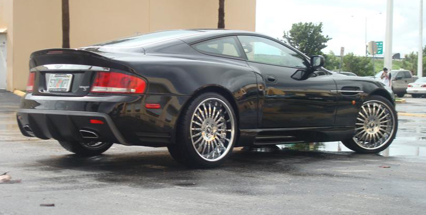 Aston Martin Vanquish on Andata