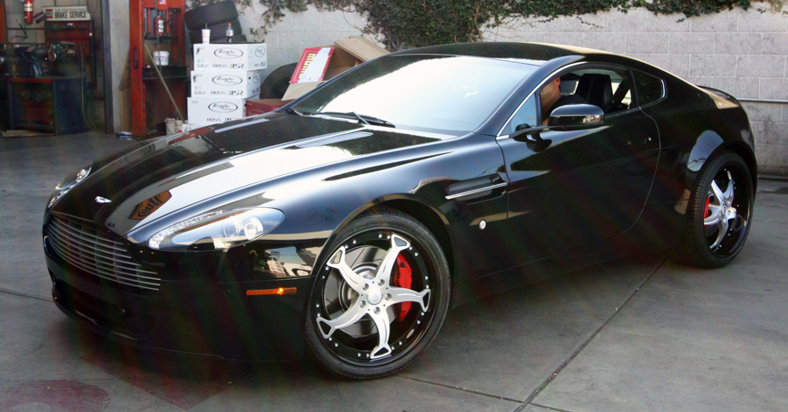 Aston Martin Vantage on Curva