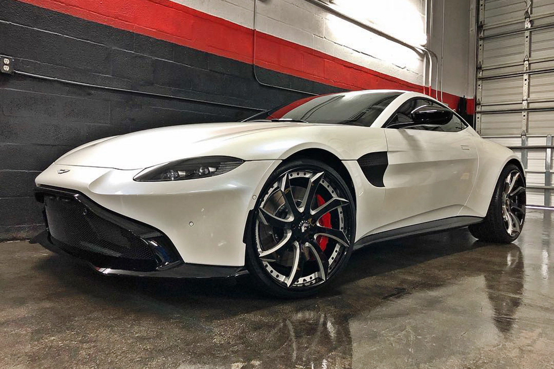 Aston Martin Vantage on Fondare-ECL