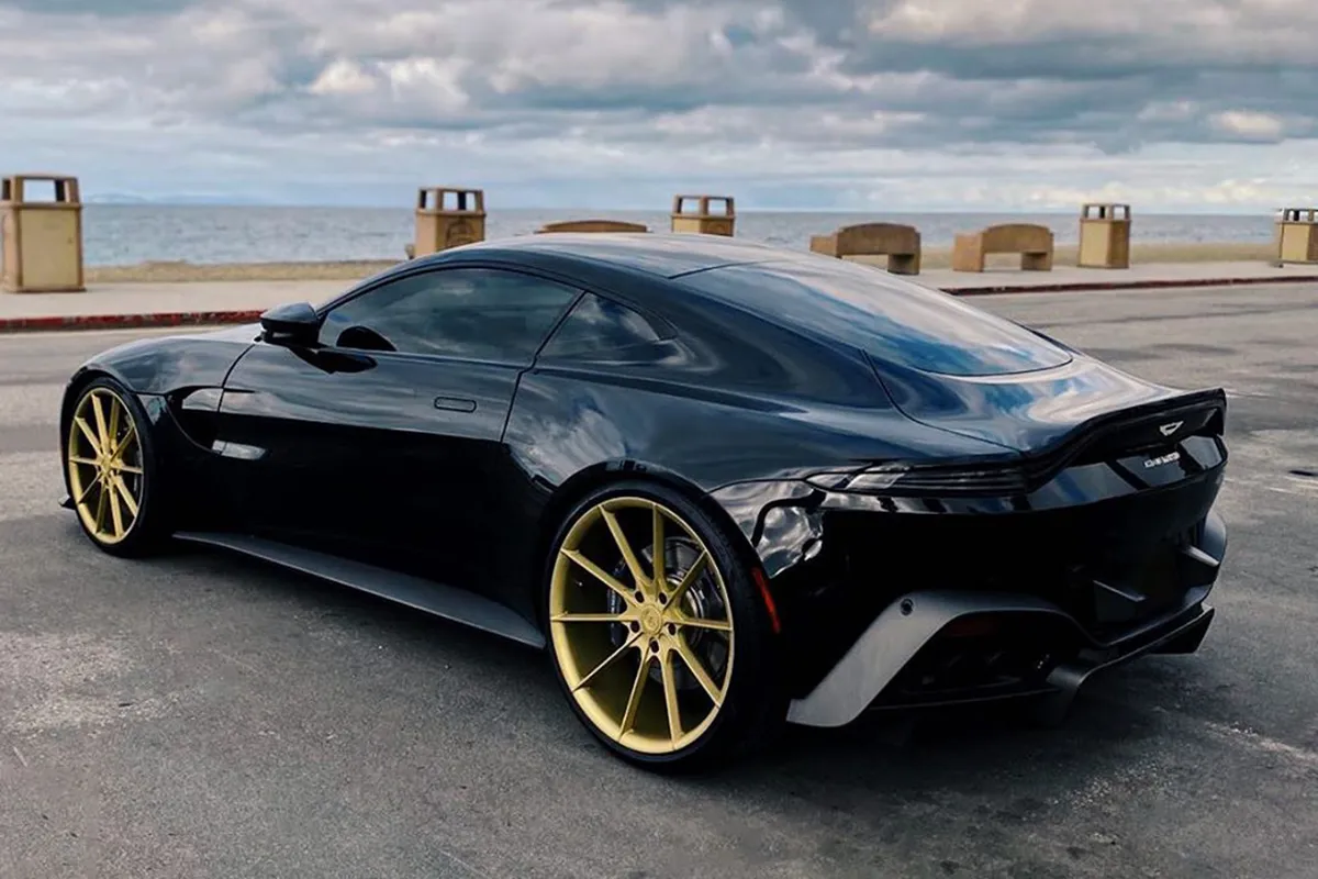 Aston Martin Aston Martin Vantage on Forgiato Tec Mono 1.13 wheels