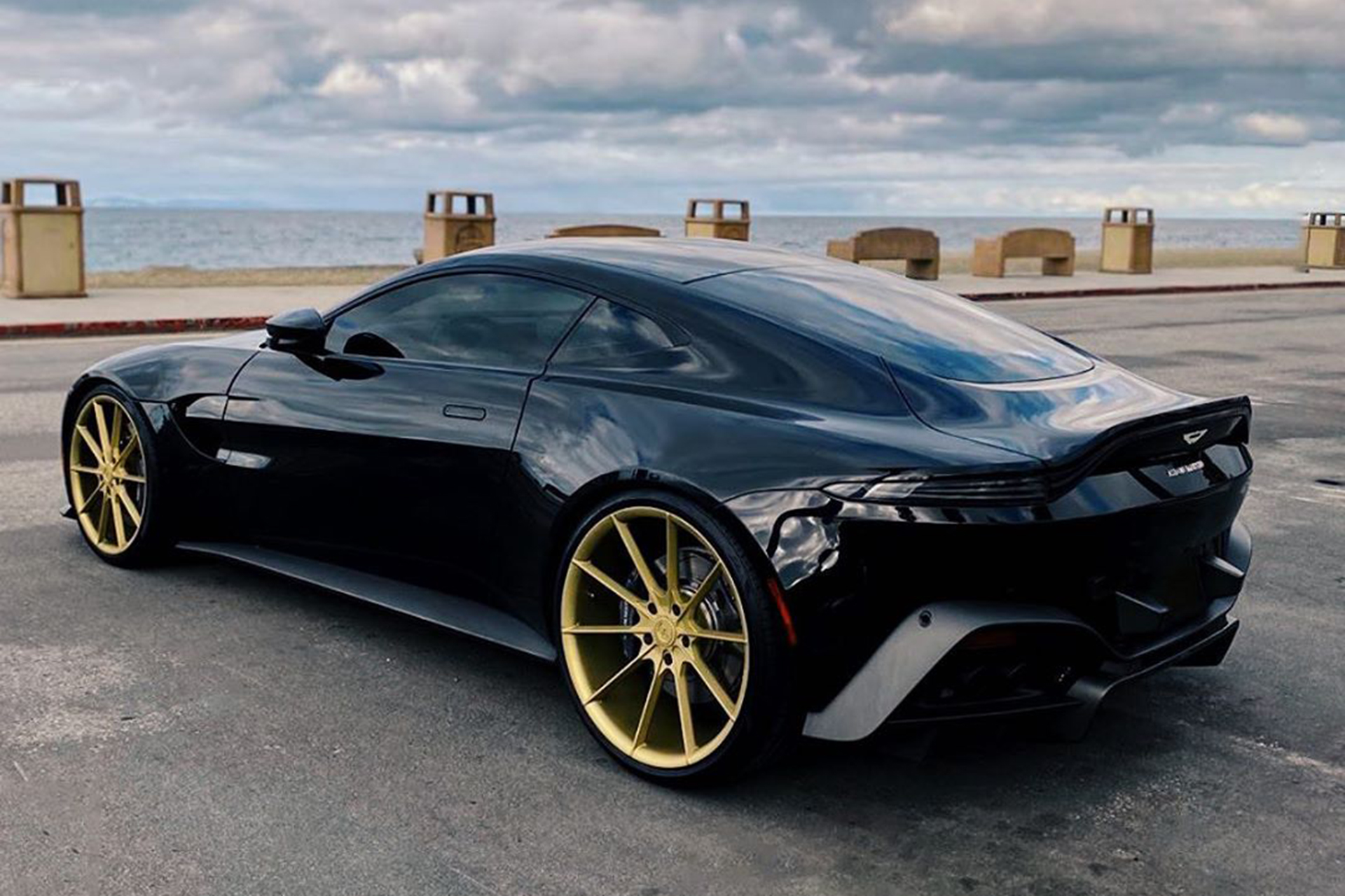 Aston Martin Vantage on Tec Mono 1.13
