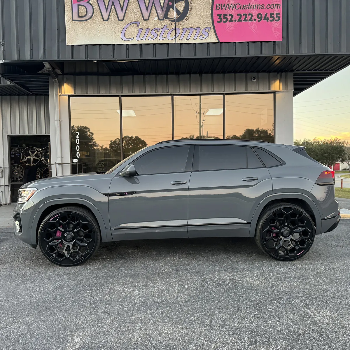 Volkswagen Atlas on Forgiato Ottagono-M wheels