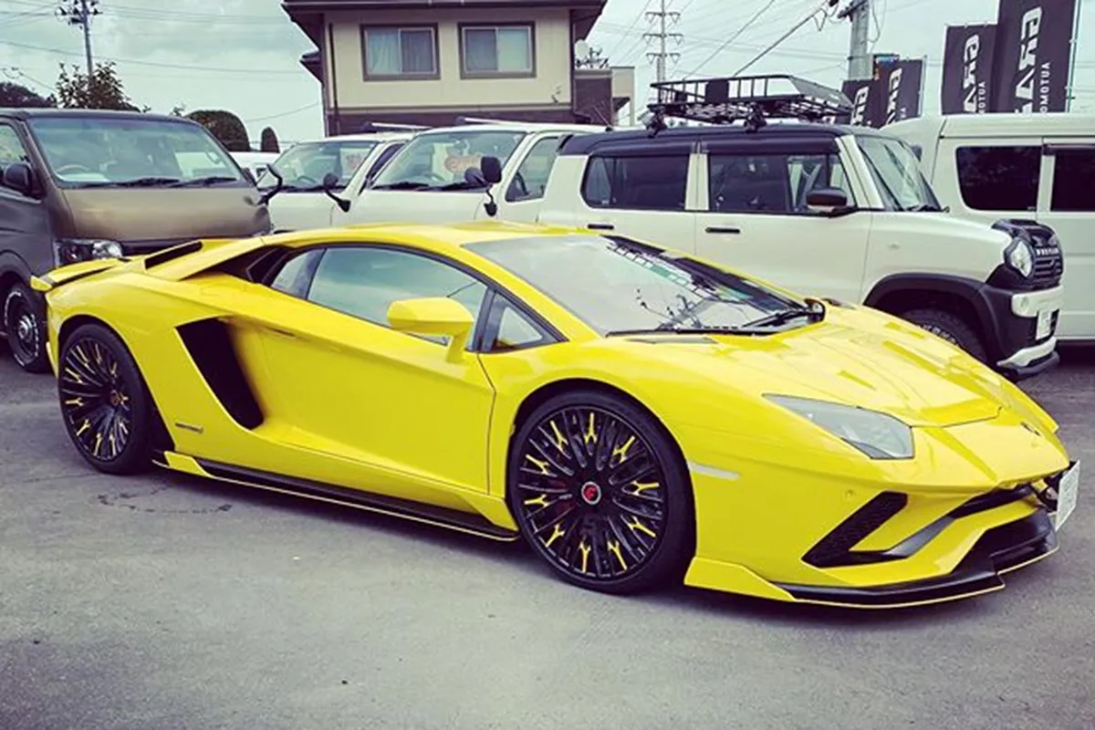 Lamborghini Aventador on Forgiato Cravatta-ECL wheels