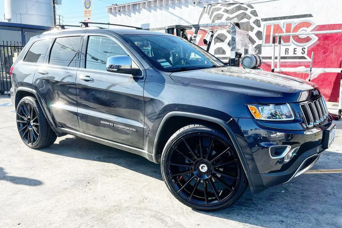 Jeep Cherokee on Forgiato Flow 002 wheels