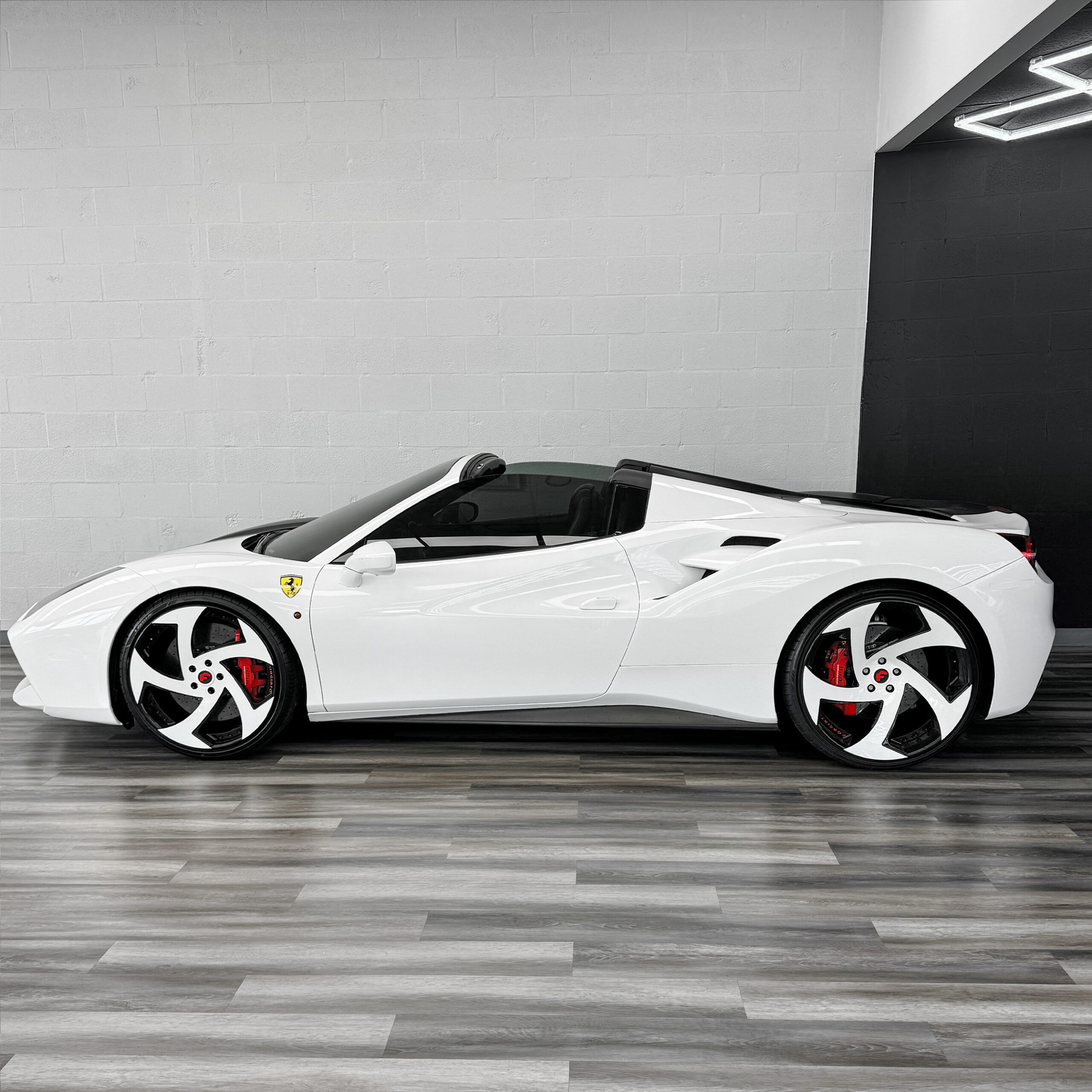 Ferrari 488 on Sr01-ECL