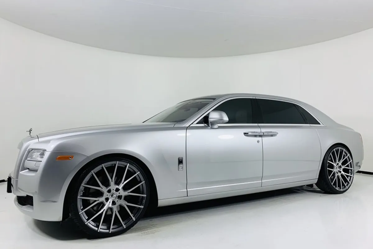 Rolls-Royce Ghost on Forgiato Flow 001 wheels