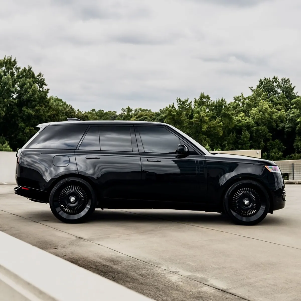 Range Rover HSE on Forgiato Trimestre-Slant wheels