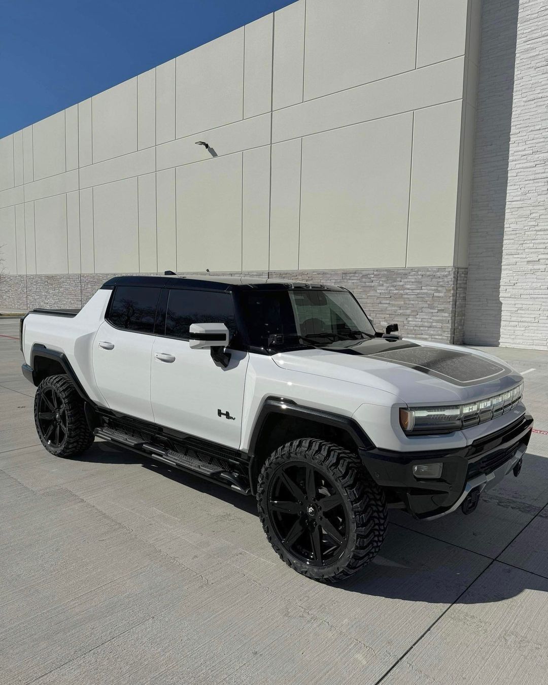 Hummer EV on Esporre-M