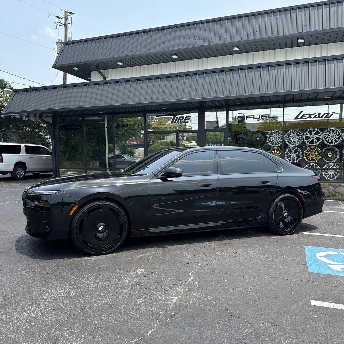 BMW I7 on Forgiato Blank-RA-M wheels