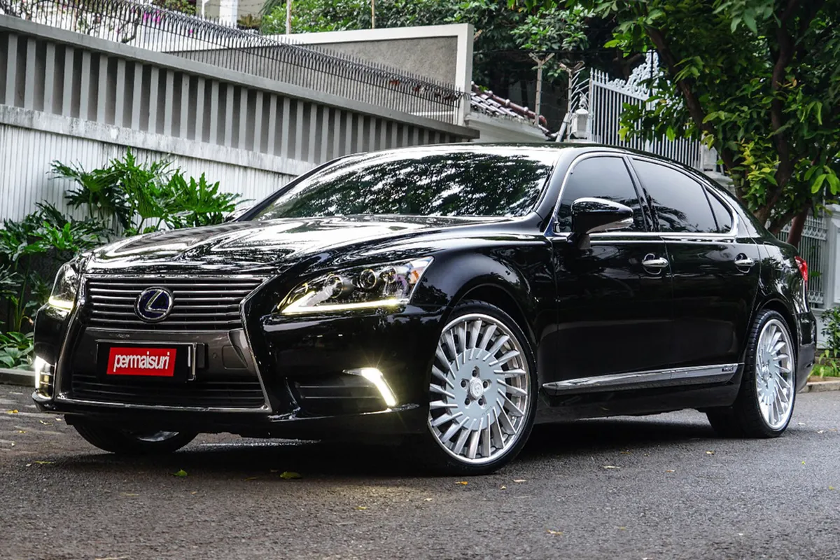 Lexus LS on Forgiato Tec 3.4 wheels