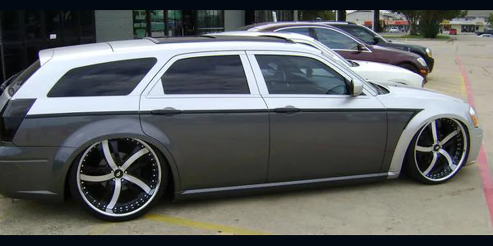 Dodge Magnum on Forgiato Rasoio wheels