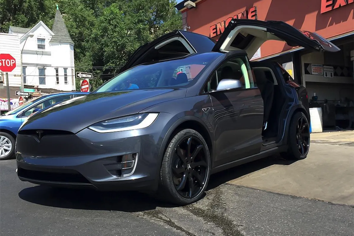 Tesla Model X on Forgiato Finestro-M wheels