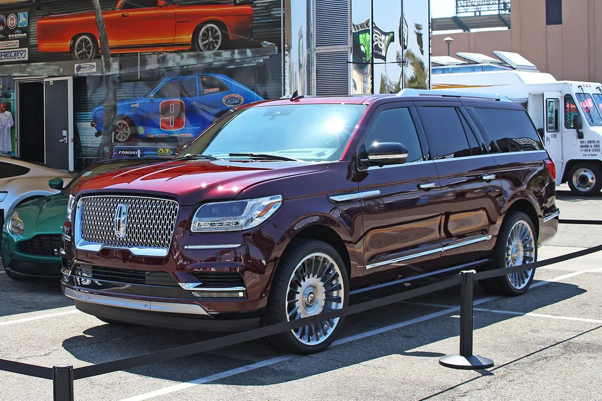 Lincoln Navigator on Forgiato Calibro-M wheels