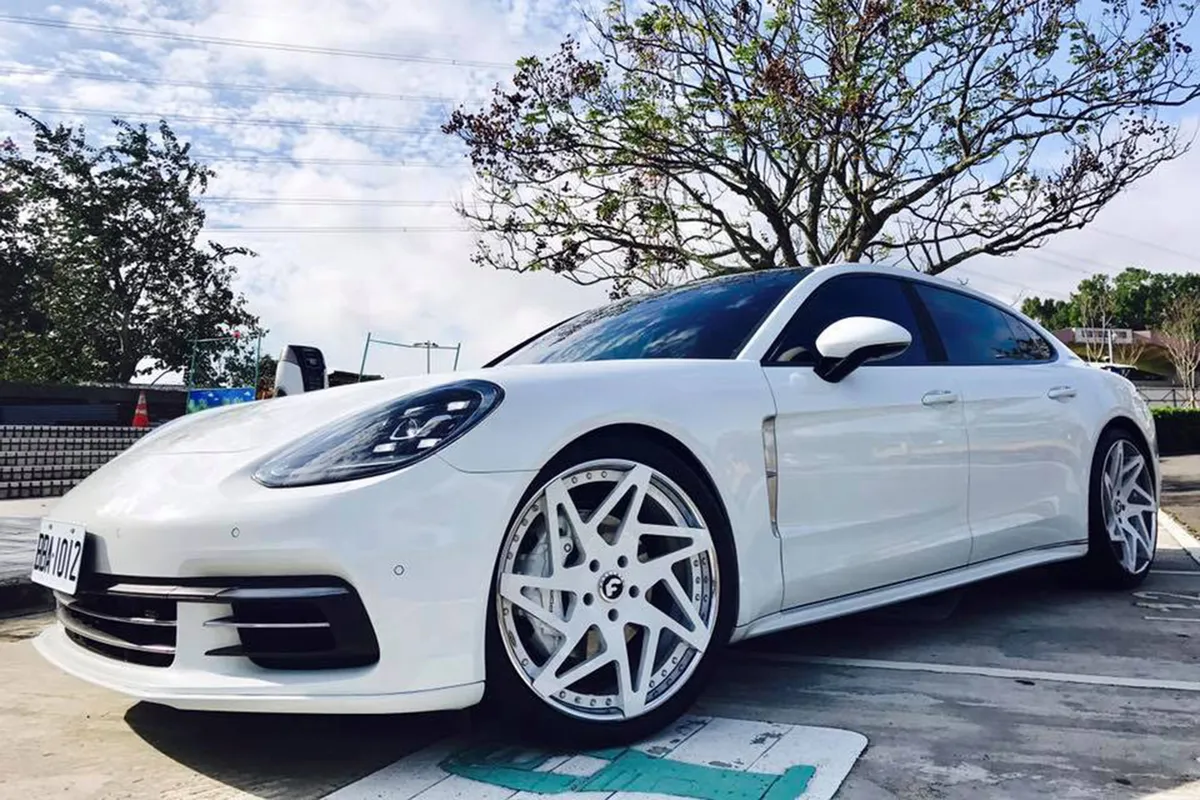 Porsche Panamera on Forgiato Finestro-ECL wheels