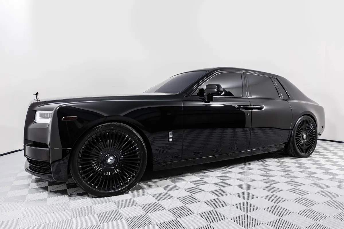 Rolls-Royce Phantom on Forgiato Trimestre-M wheels