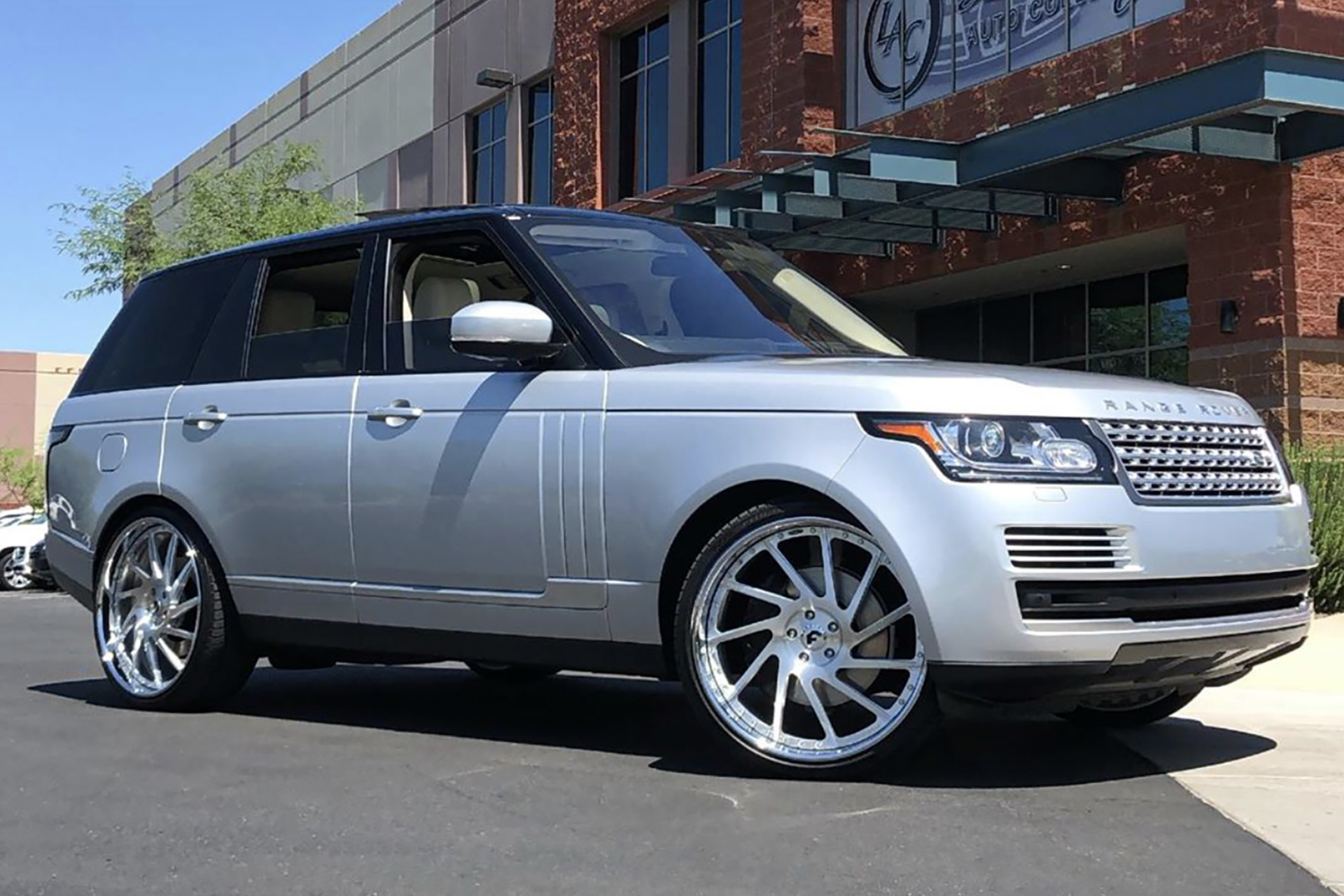 Range Rover on Direzione