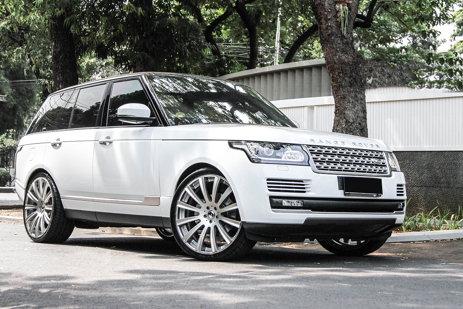 Range Rover on Lavorato-ECL