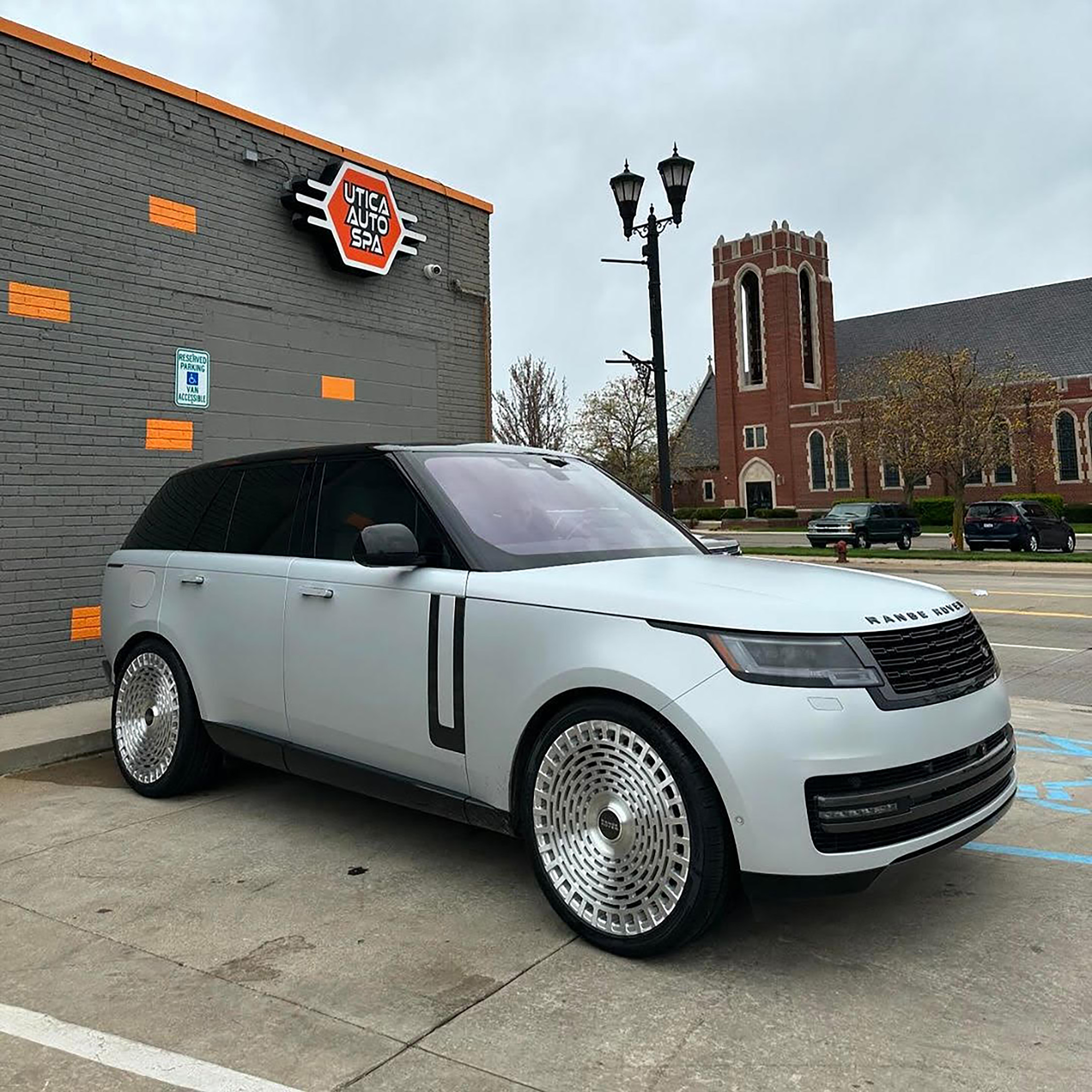Range Rover on Parlante-M