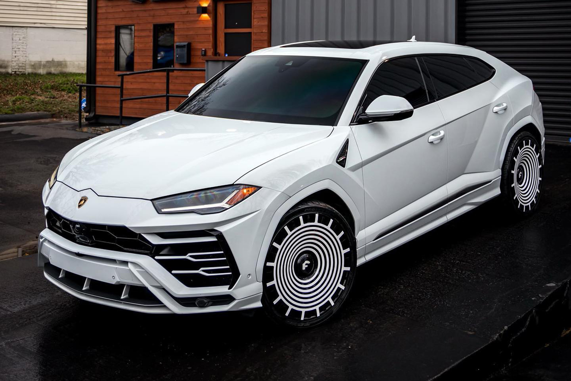 Urus on Parlante-ECL